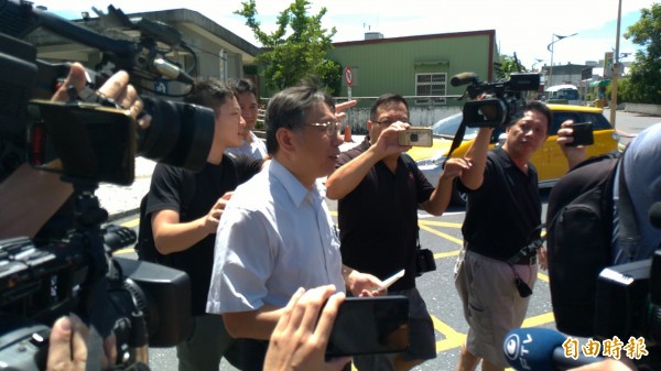 柯文哲抵達花蓮站,面對記者詢問陳景峻辭去北農董事長一事,婉拒採訪。(記者王錦義攝)
