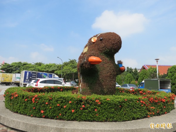 烏日自治公園小花海的穿山甲綠雕,未開放就枯黃轉為咖啡色,住戶要市府快換掉。(記者蘇金鳳攝)