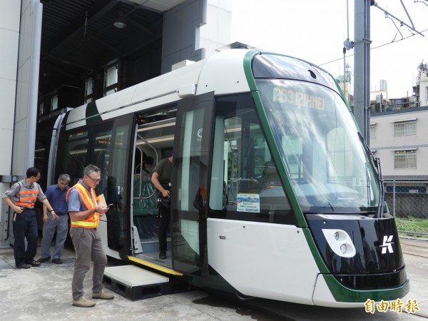輕軌二階列車外觀。(記者葛祐豪攝)
