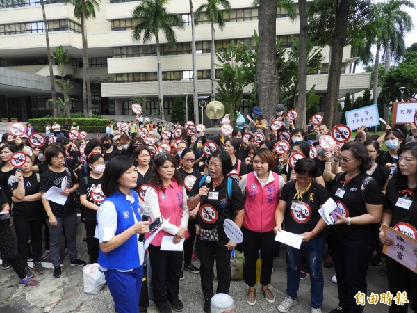 抗議準公共化托育,高雄300名保母於市府前抗議。(記者葛祐豪攝)