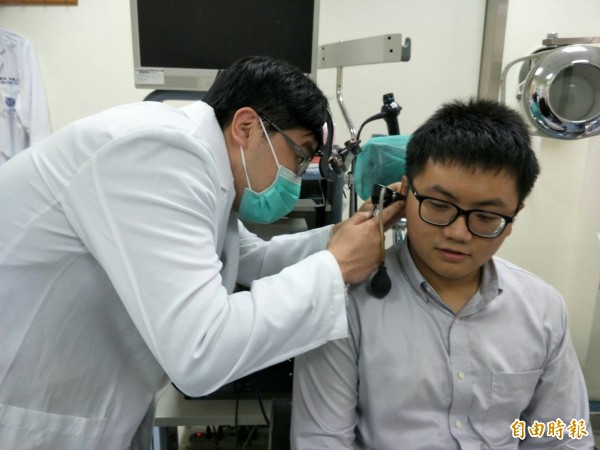 童綜合醫院耳鼻喉部醫師張紘䪸為患者進行檢查。示意圖,與新聞無關。(記者歐素美攝)