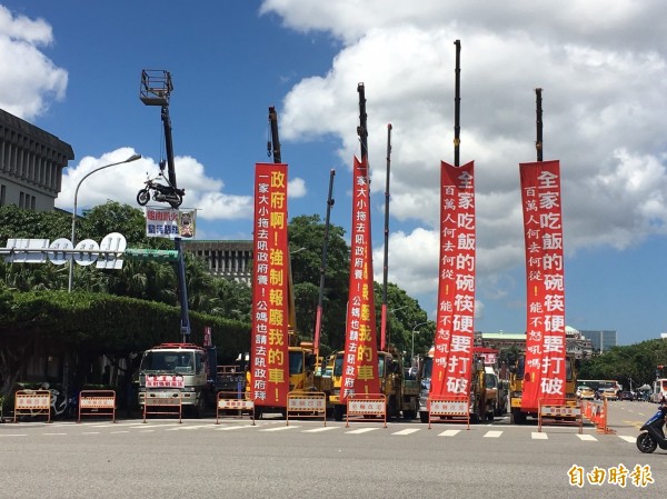 大車吊掛抗議布條。(記者楊綿傑攝)