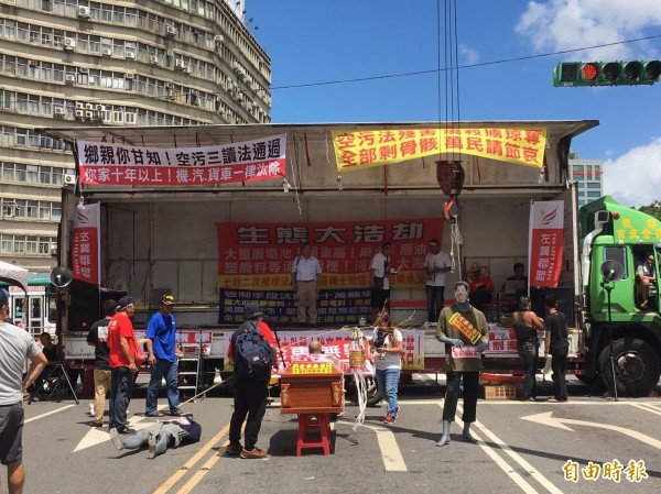 老車自救會又抬棺木,又做紙人,批評政府不給他們生計。(記者楊綿傑攝)