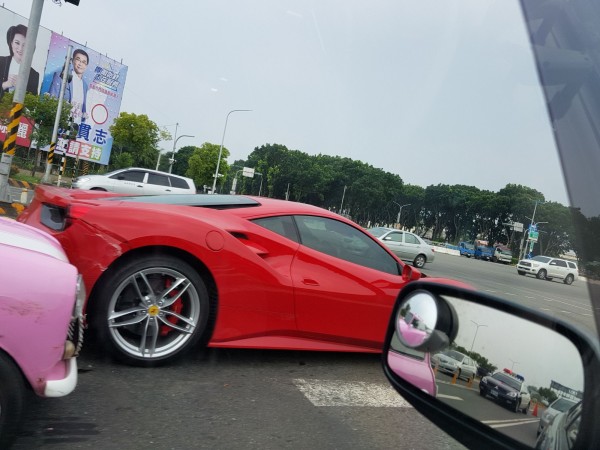嘉義市今下午發生MINI COOPER撞法拉利事故,警方正釐清肇事原因。(讀者提供)