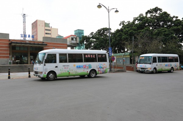 民眾可搭台鐵至富岡站下車,再搭乘接駁車前往。(記者許倬勛翻攝)