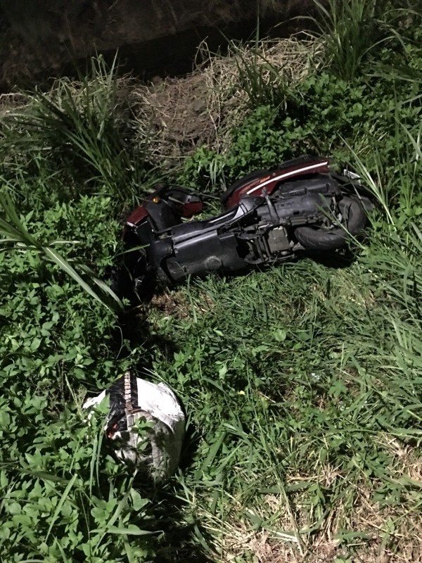 女機車騎士疑自撞電桿,頭部受到重創不治。(記者廖淑玲翻攝)