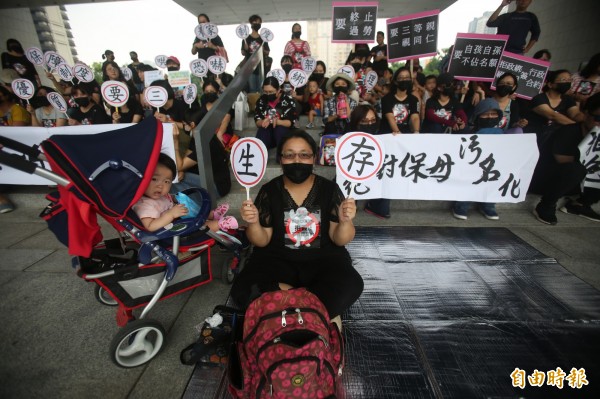保母抗議準公共化合約不公,政府霸凌保母以補助綁架保母簽約。(記者蔡淑媛攝)