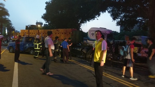 南投市區發生重大車禍,滿載磚塊的大型板車造成市區交通大亂。(記者謝介裕攝)