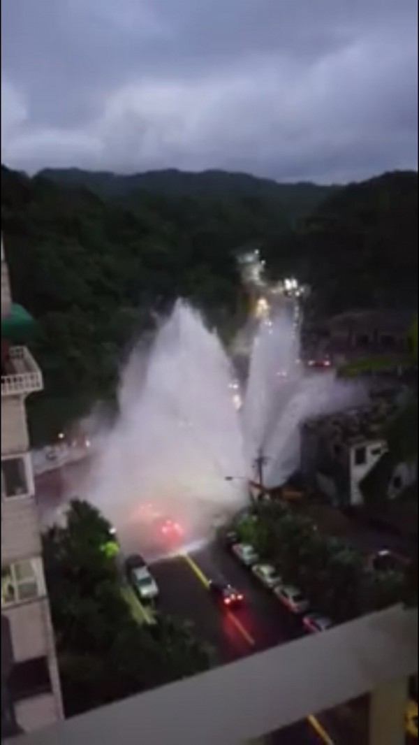 基隆調和街觀海街口自來水管破管,水勢滔天而起,相當驚人。(讀者提供)