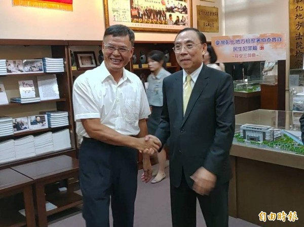 法務部長蔡清祥(右)與初任檢察官時搭配的書記官黃榮彬(左)相見歡。(記者陳冠備攝)