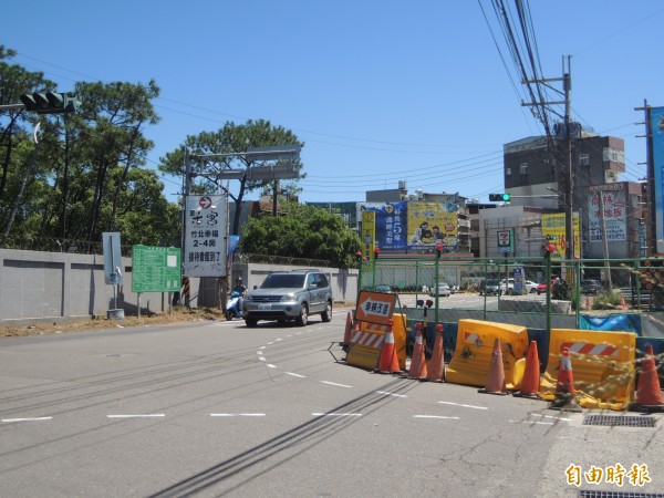 新豐鄉康樂路與德昌街路口的雨水下水道工程停滯逾2個月,已發生多起擦撞事故,引發用路人抱怨連連。(記者廖雪茹攝)