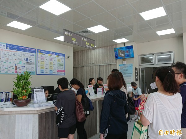 南市永華國民運動中心新開幕,吸引民眾洽詢報名。(記者洪瑞琴攝)