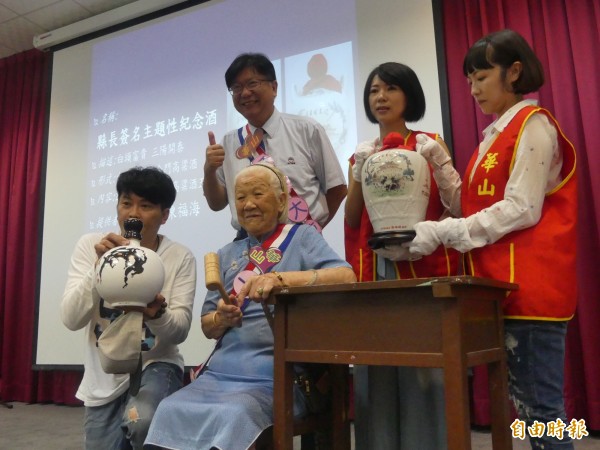 華山基金會舉行慈善音樂拍賣會,95歲李阿嬤(中坐者)扮演「一日拍賣官」,為現場增添不少溫馨氣氛。(記者吳正庭攝)