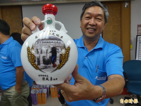 「2018魅力金門-觀光半程馬拉松」系列賽金寧場16日登場,地主金寧鄉長陳成勇宣布,只要跑進前40名可獲石蚵文化季紀念酒1瓶。(記者吳正庭攝)☆飲酒過量 有害健康 禁止酒駕☆