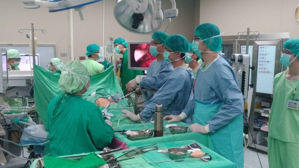 高醫移植團隊進行高雄首例無心跳器捐移植手術。(記者方志賢翻攝)