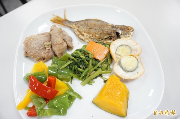 醫師陳敏恭指均衡的飲食可增加孩子的記憶力，像蔬菜、富含脂肪的魚、雞蛋及藍莓。（記者蔡淑媛攝）