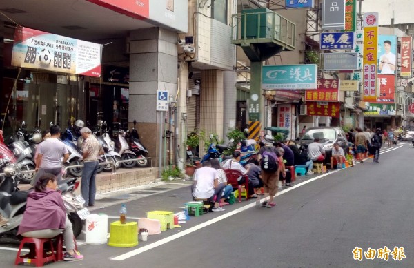 彰化市蛋黃酥名店「不二家」經常大排長龍，適逢中秋節前夕，排隊人潮更是誇張。（記者湯世名攝）