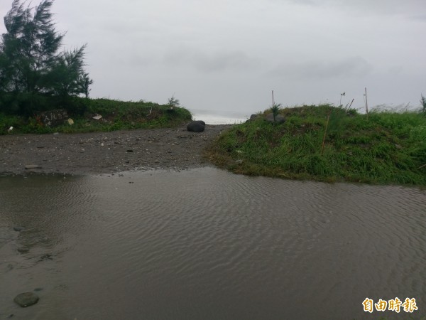 清晨巨浪灌進台東市豐谷里海邊。（記者王秀亭攝）