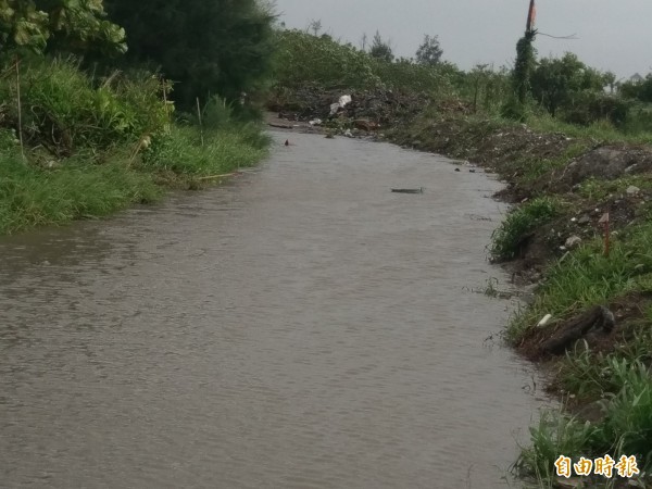 海水灌進豐谷里海邊，至上午10時風雨漸退，水勢仍未退去。（記者王秀亭攝）