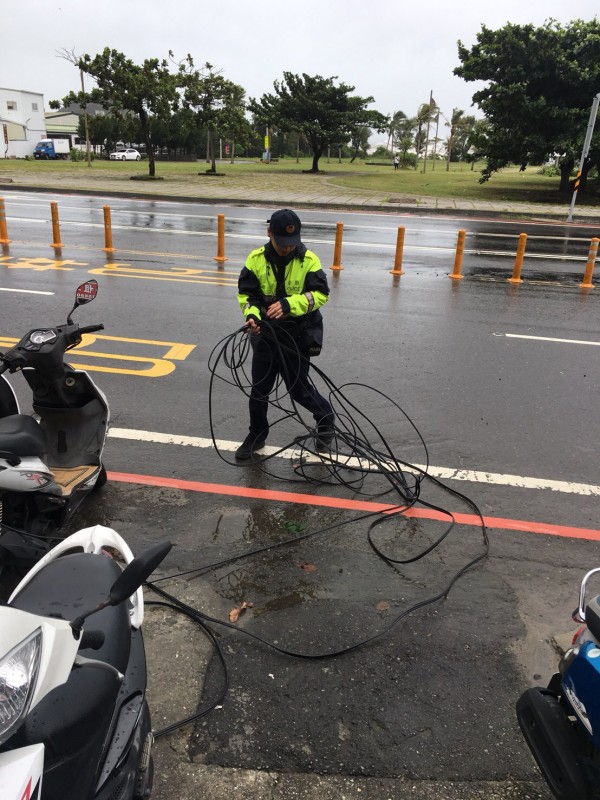 墾丁大街電線飛落。（記者蔡宗憲翻攝）