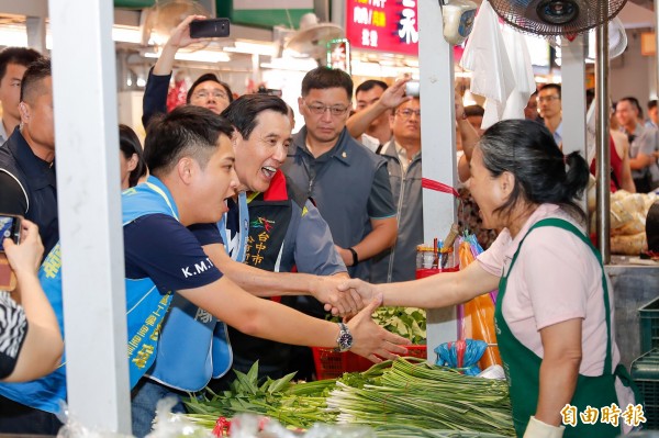 馬英九今天陪同台中市最年輕的市議員參選人羅廷瑋到建國市場掃街拜票。（記者許國楨攝）