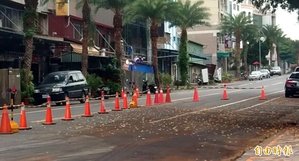 南投市民族路運磚車大車禍現場，可見滿地油污，警方予以封鎖管制避免衍生意外。（記者謝介裕攝）