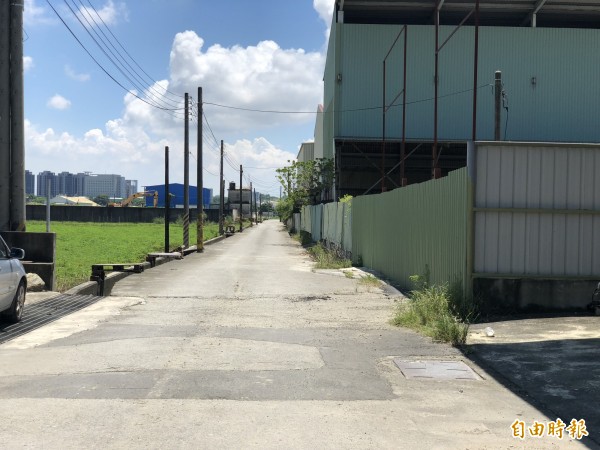 橋頭區新庄里甲樹路708巷周圍住戶長期無自來水可用。（記者黃佳琳攝）