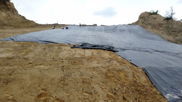 因應颱風外環環流可能帶來的豪雨，區公所進行邊坡覆蓋工程。（記者吳俊鋒翻攝）