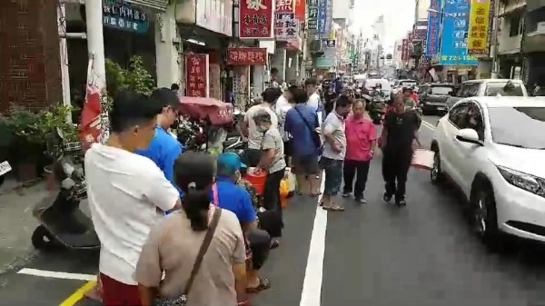 排隊人龍與車爭道。（記者張聰秋翻攝）