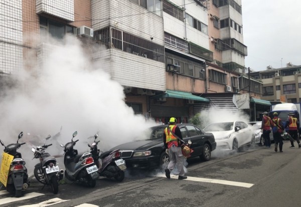 家戶噴藥消毒，防制登革熱。（記者蔡淑媛翻攝）