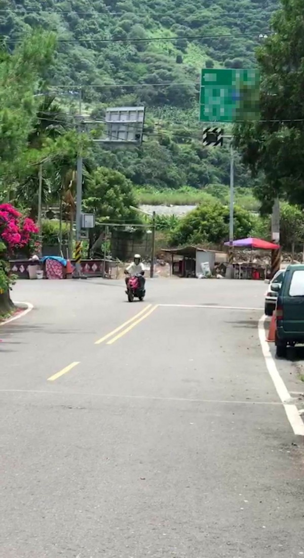 機車騎士開始往拍攝的鏡頭方向騎來。（圖擷自LINE群組的影片）