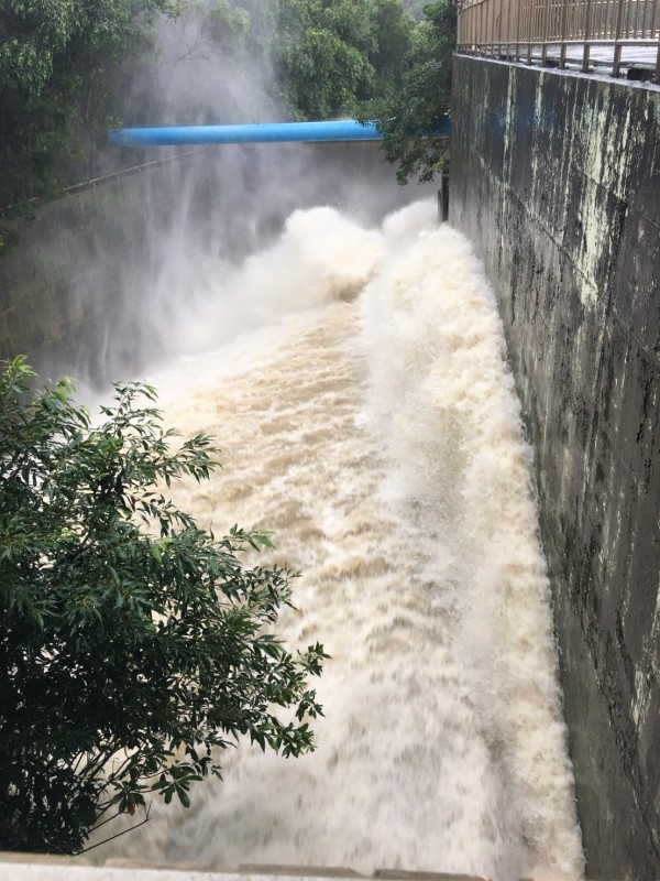 牡丹水庫持續調節放水。（記者蔡宗憲翻攝）