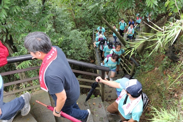 台北市消防局與松山慈惠堂合辦「國家防災日」登山健行活動。（記者姚岳宏翻攝）