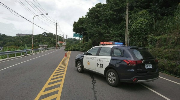 警方在現場加裝三角錐並以警車封一個車道交管。（記者李容萍翻攝）