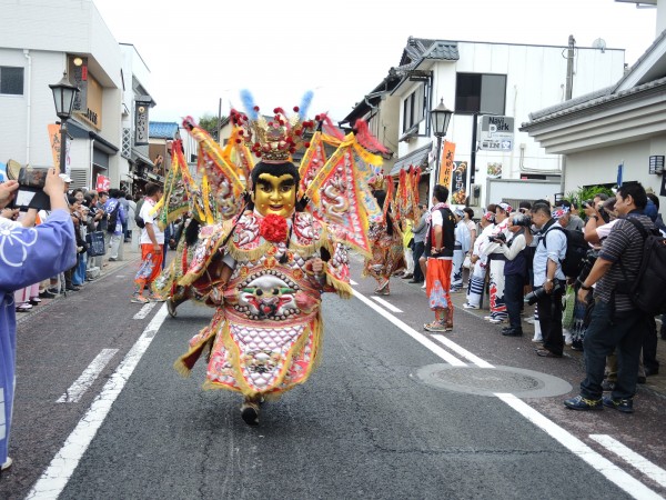 大溪太子班參與成田老街踩街遊行，吸引日人搶拍。（桃園市政府提供）