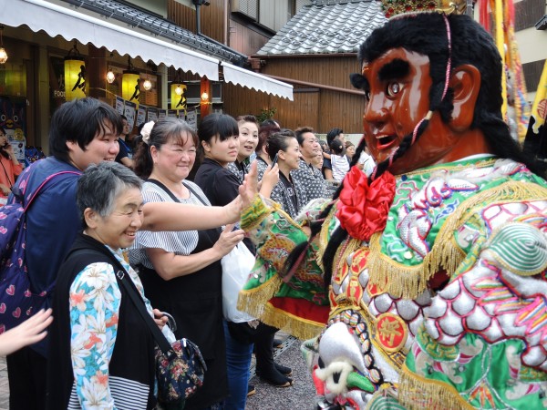 大溪太子班參與成田老街踩街遊行，與日本民眾開心互動。（桃園市政府提供）