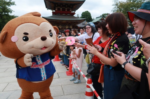 園哥也參加「吉祥物成田詣」活動，萌樣讓日本人印象深刻。（桃園市政府提供）