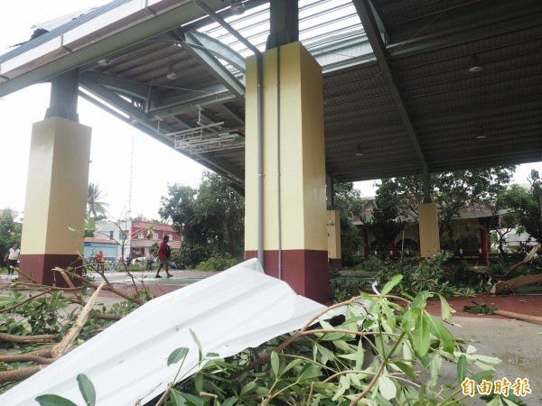 尚武國小今年剛啟用的風雨球場也受災，卻擋下了強風，避免教室進一步受災。（記者王秀亭攝）