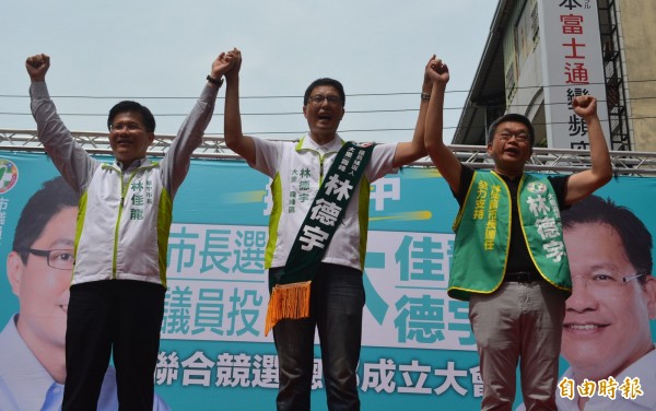 民進黨提名台中市大里、霧峰選區市議員參選人林德宇（中）今天成立競選總部，台中市長林佳龍（左）、立法院副院長蔡其昌（右）同台推薦。（記者陳建志攝）