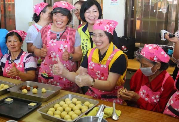 民國黨新竹縣長參選人徐欣瑩（前排右二）今天參加竹北市新崙社區婦女成長班活動，跟婆婆媽媽一起學做月餅、鳳梨酥。（圖由徐欣瑩陣營提供）