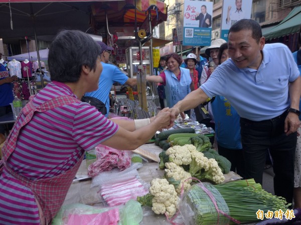 國民黨新北市長參選人侯友宜勤跑菜市場拜票。（資料照，記者李雅雯攝）