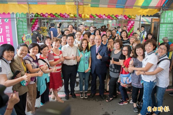 施乃如成立競選總部，各界人士前往相挺。（記者蔡彰盛攝）