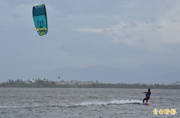 風箏浪板是新興的極限運動。（記者葉永騫攝）