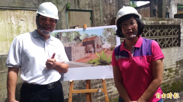 再造虎尾建國眷村歷史現場，雲林縣府祕書長黃玉霜（右）、文化處長林孟儀（左）請大家拭目以待。（記者廖淑玲攝）