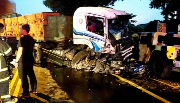 14日先在139線故障的載磚車，到南投市發生嚴重車禍。（記者陳鳳麗翻攝）