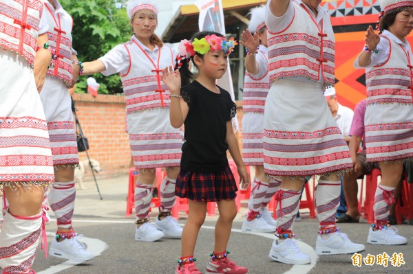 小妹妹跟著部落長輩一同手舞足蹈。（記者鄭名翔攝）