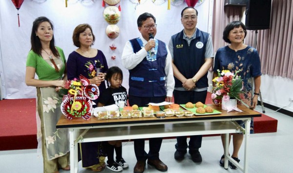 鄭文燦細數任內照新住民的亮點成果爭取支持。（移民署桃園市服務站提供）