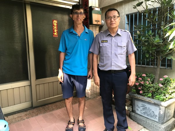 警員蘇翔樂將錢包送還給陳男。（記者洪定宏翻攝）