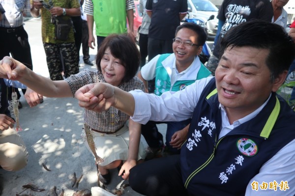 立委蘇治芬與麥寮鄉長許忠富展示生命力十足的活跳蝦。（記者廖淑玲攝）