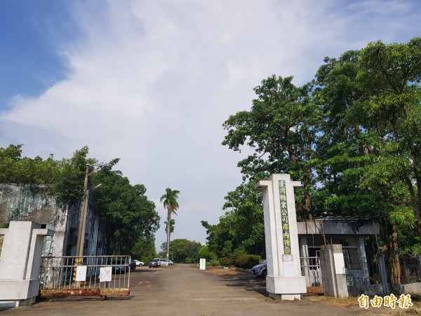 影視基地落腳鹽水岸內糖廠，將發展國際級影視基地，文化部長鄭麗君（前左4）今日前往訪視時表示，期許南台灣最大規模的製片廠，將來能以新台劇帶領大家展現台灣新風貌。（記者王涵平攝）